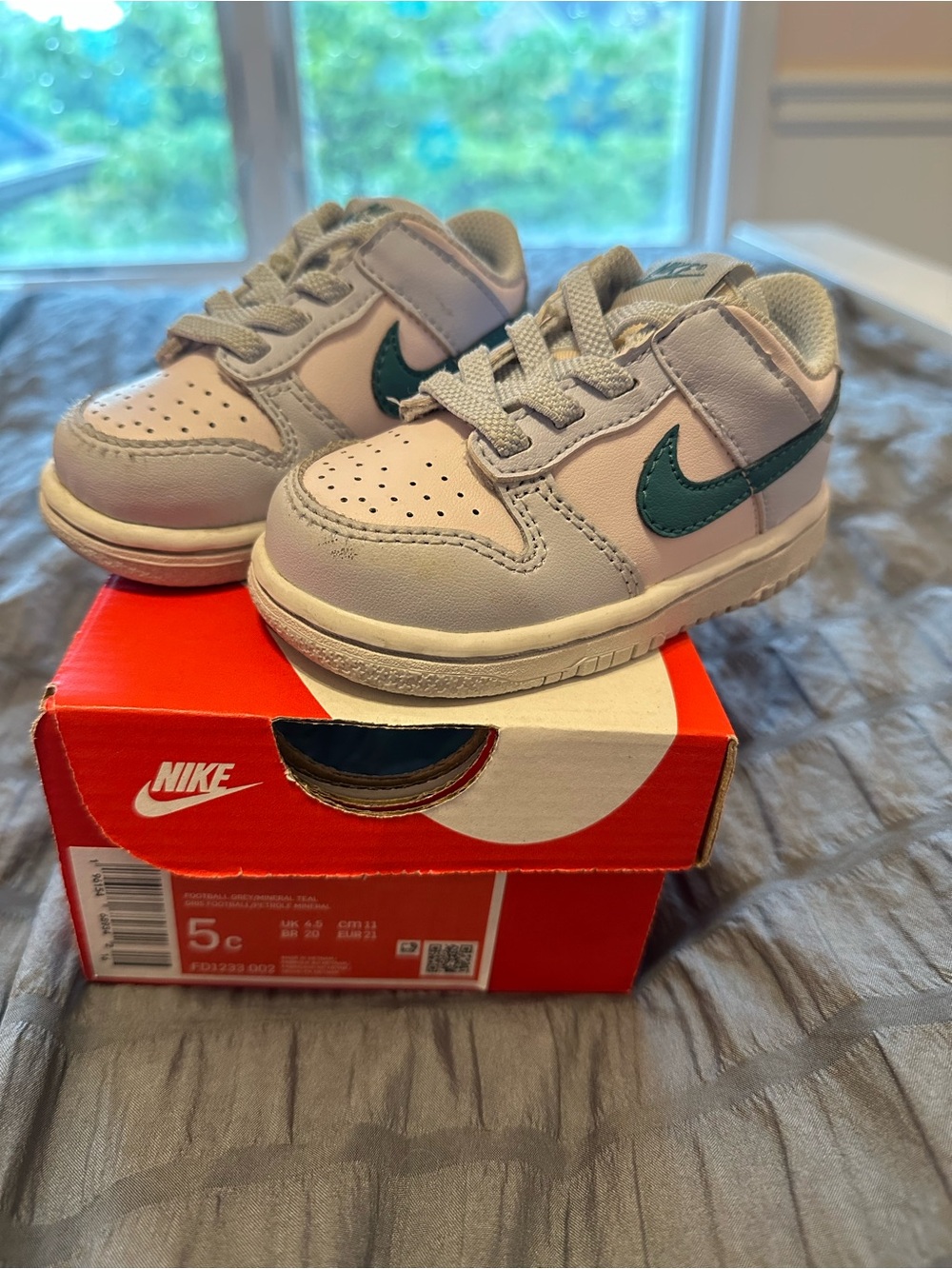 Nike Kids Low-Top Sneakers in Light Gray with Teal Swoosh